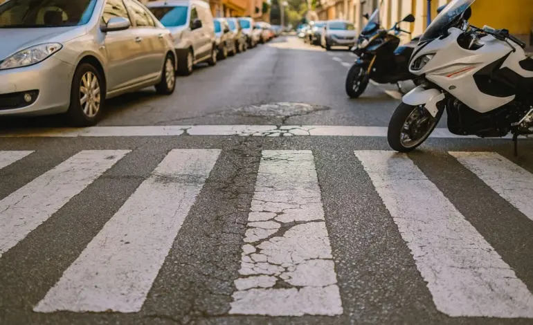 Si la DGT no cambia la forma de aparcar los coches en las ciudades, los peatones seguirán estando en riesgo
