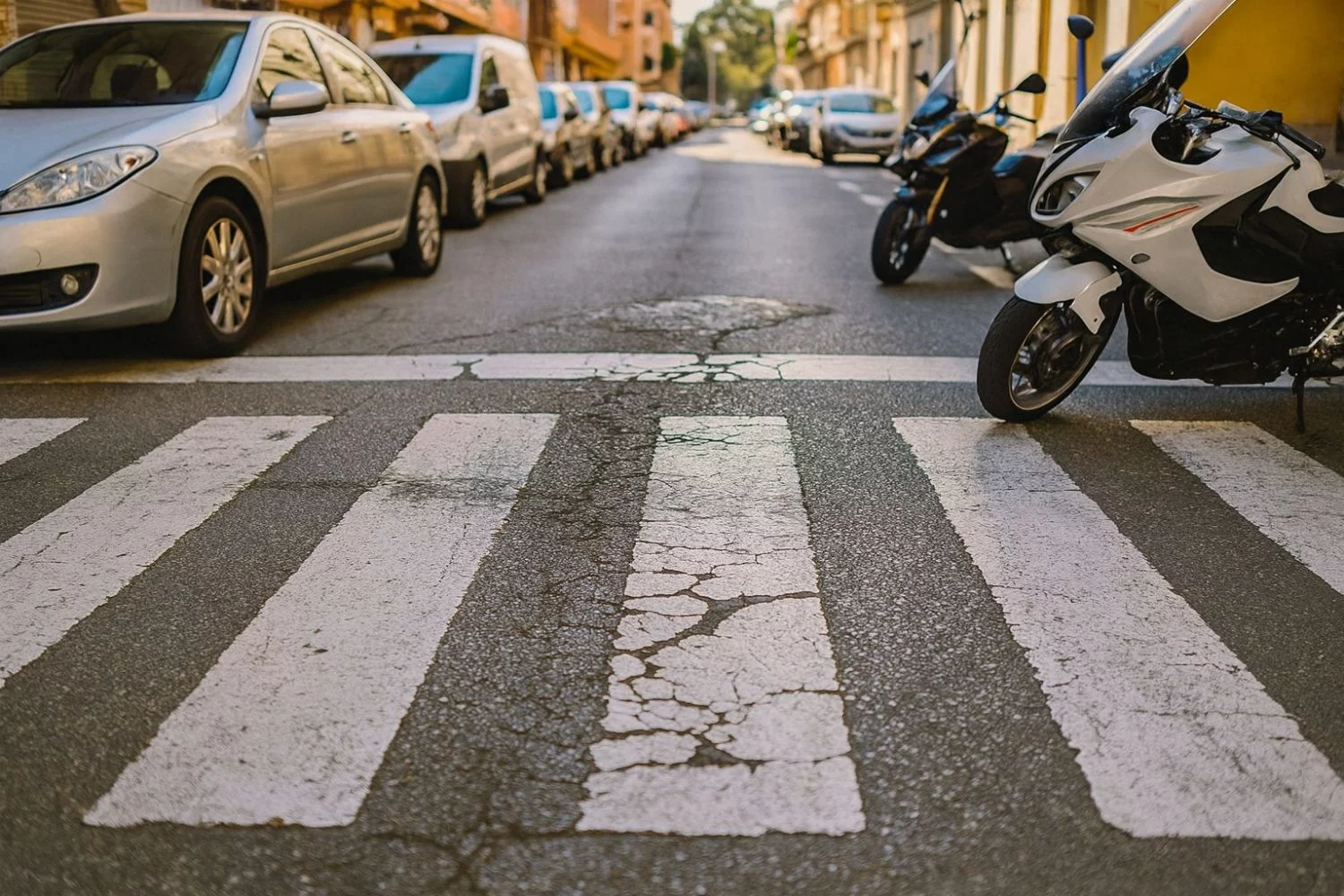 Si la DGT no cambia la forma de aparcar los coches en las ciudades, los peatones seguirán estando en riesgo