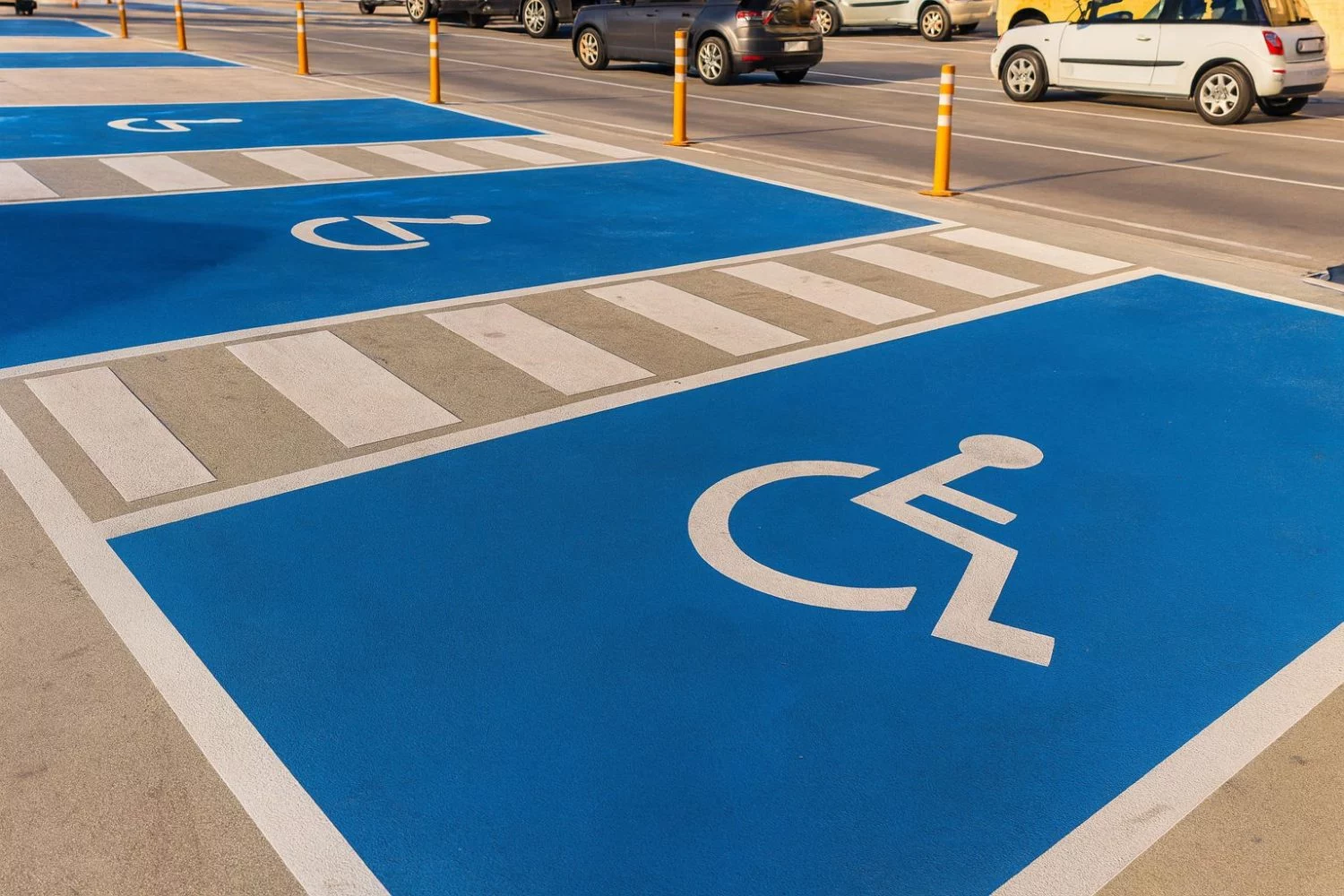 El Gobierno cambia la forma que tienes de aparcar y te multará con hasta 500 euros si estacionas en estas plazas tan comunes