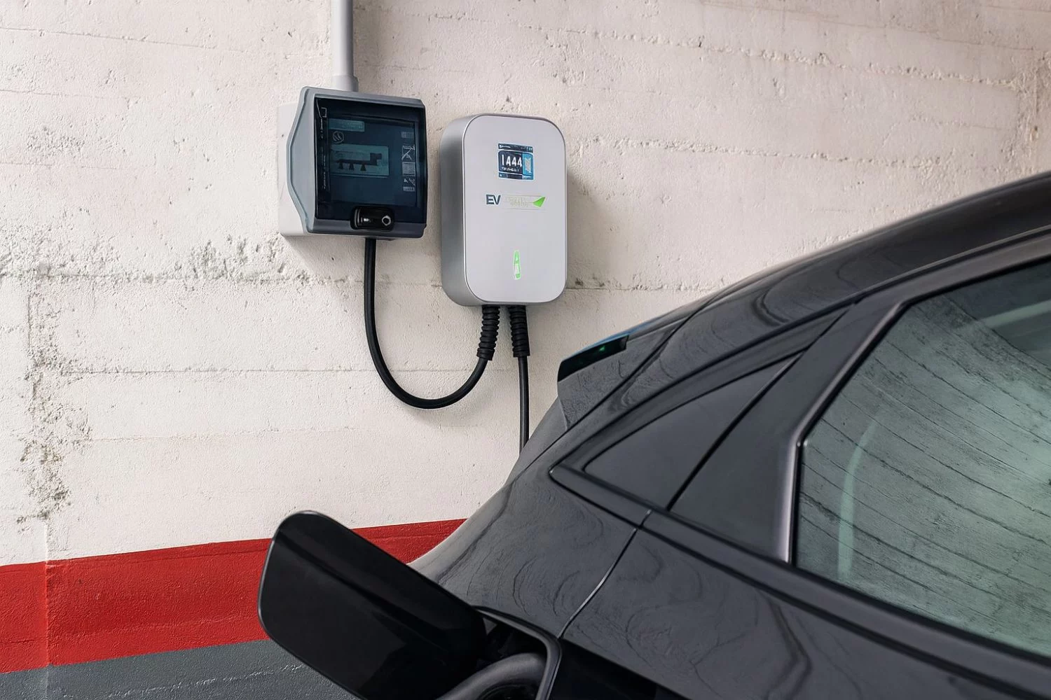 Antes de comprarte un coche eléctrico echa un vistazo a la Ley de Propiedad Horizontal de tu vivienda