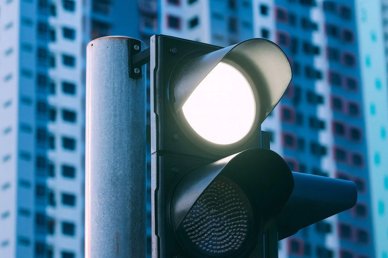 La luz blanca ha llegado a los semáforos para revolucionar la movilidad en las ciudades