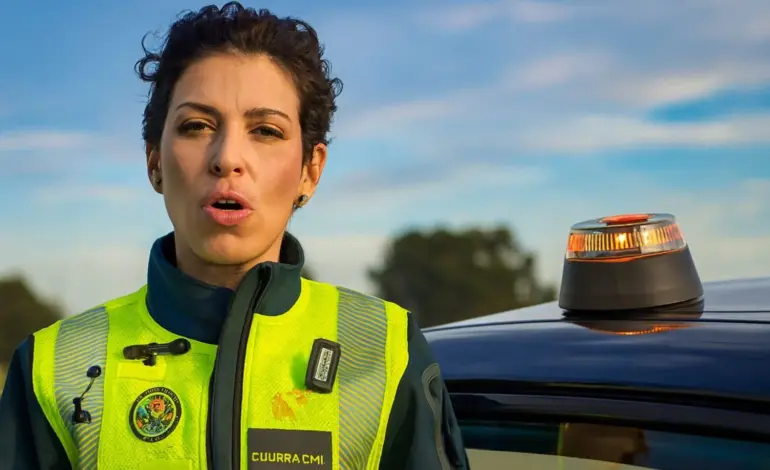 ¿Dónde se pone la baliza V16?, ¿se conecta con el 112?… La Guardia Civil aclara tus dudas en un minuto