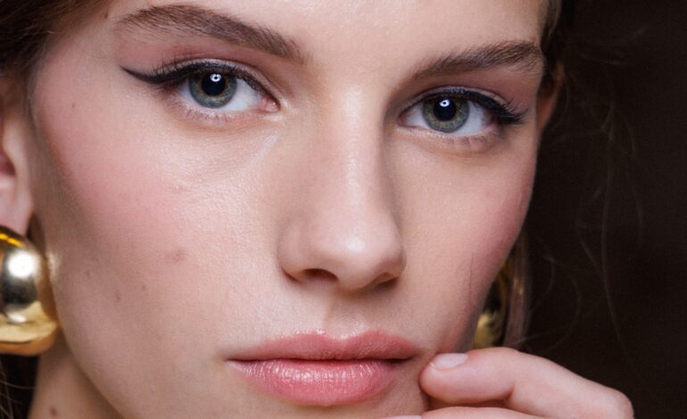 Qué es un eyeliner duocromo y por qué se ha hecho viral