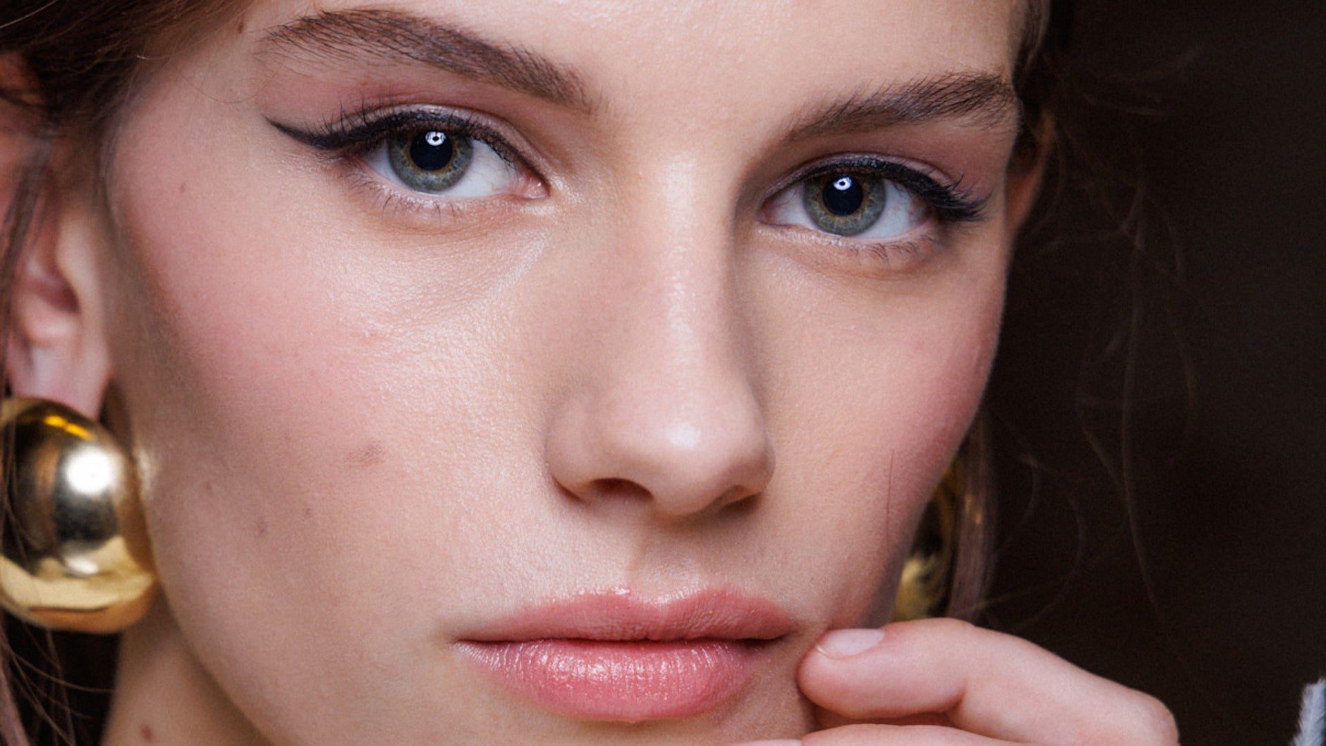 Qué es un eyeliner duocromo y por qué se ha hecho viral