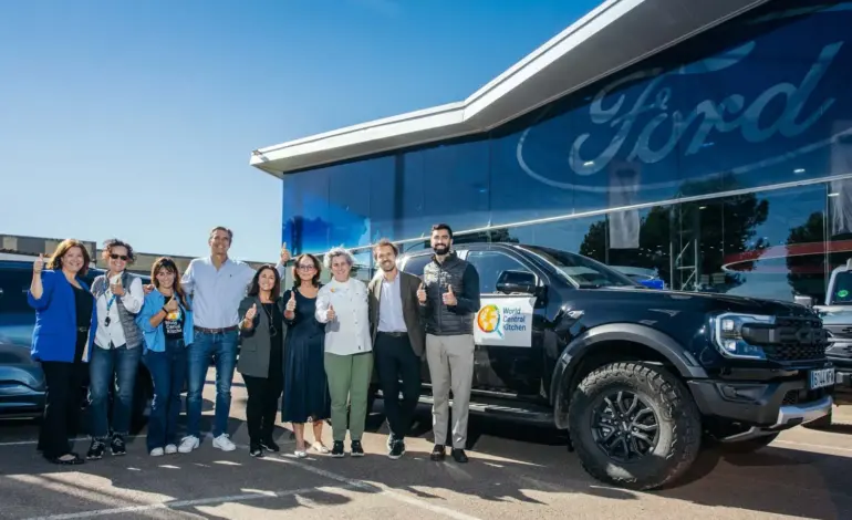 Ford España entrega a la ONG del chef José Andrés 11.800 euros para los afectados por la DANA