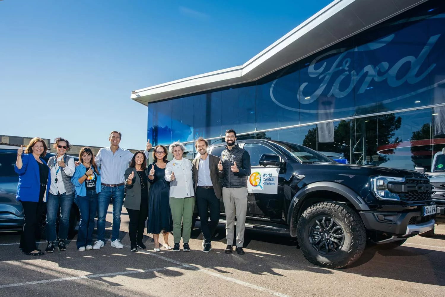 Ford España entrega a la ONG del chef José Andrés 11.800 euros para los afectados por la DANA