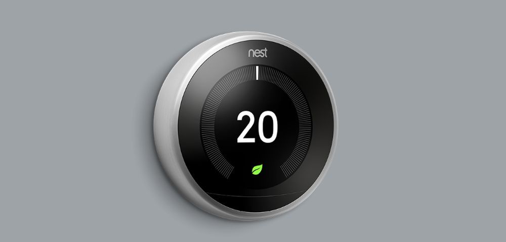 Dispositivo termostato Google Nest montado en la pared