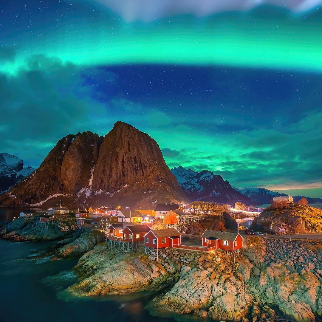 Pueblo de Hamnøy en Noruega con auroras boreales, islas Lofoten