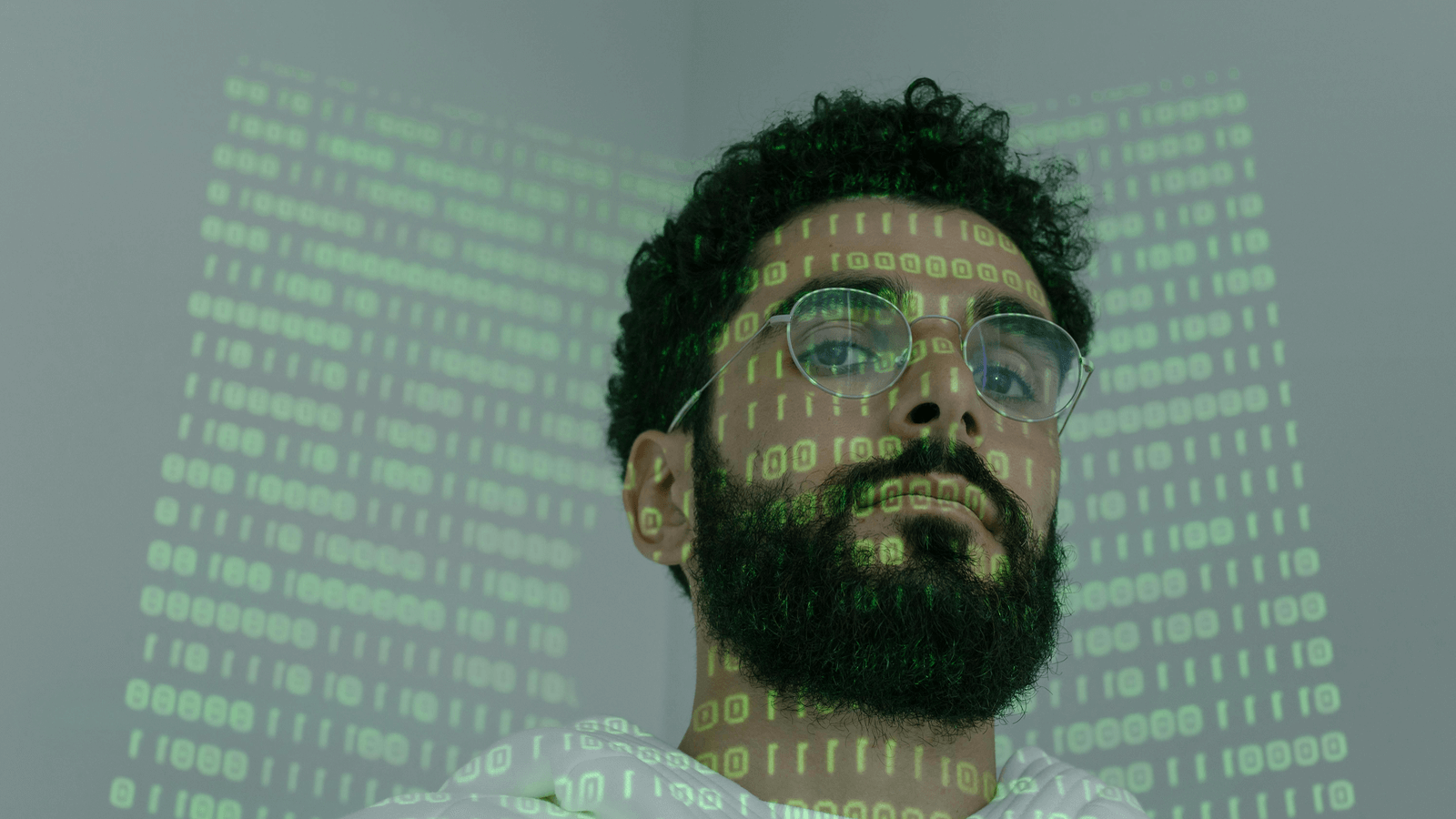 Hacker mirando la pantalla de su computadora