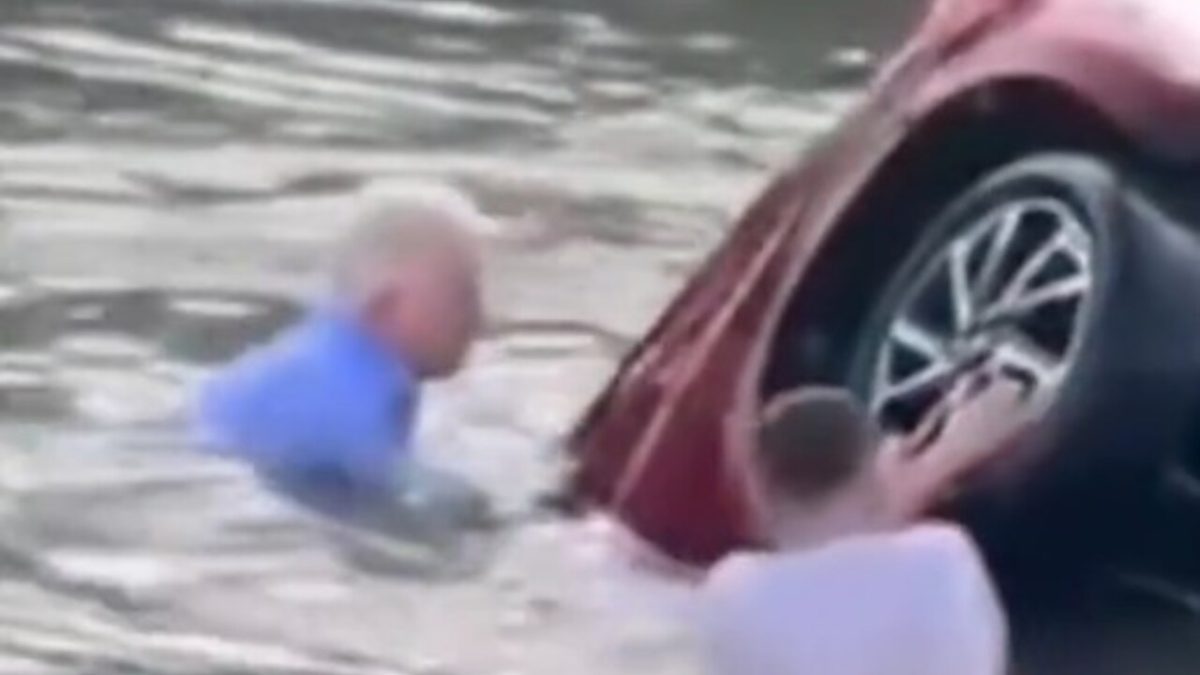Un hombre de 85 años quedó atrapado con su coche en el agua y la manera en que logró salir ha sorprendido a todos