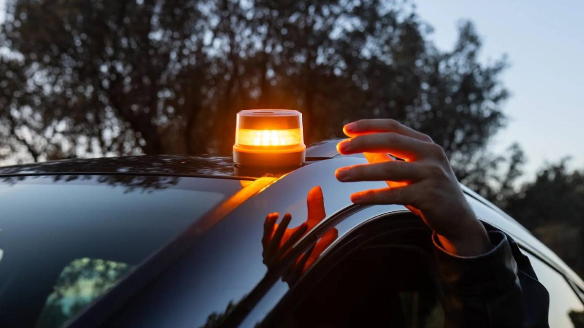 Solo dos de cada 10 conductores ha comprado ya la baliza obligatoria para el coche
