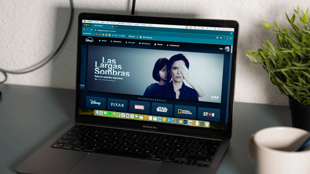 Interfaz de Disney+ con una de sus series