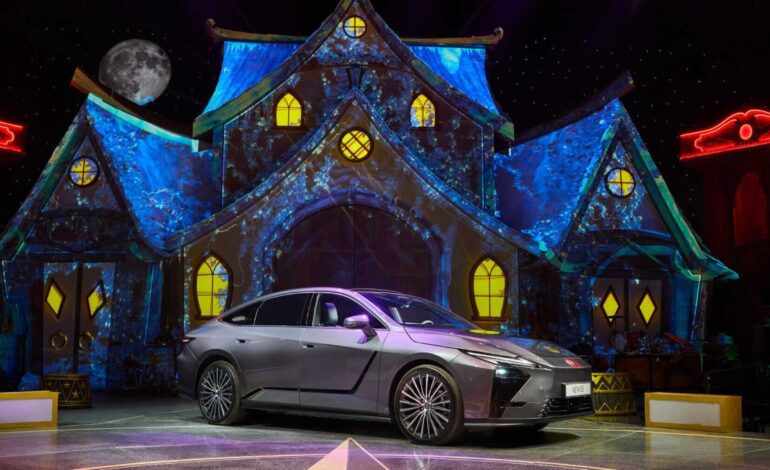 la berlina que perfecciona el lujo electrificado, por primera vez en España