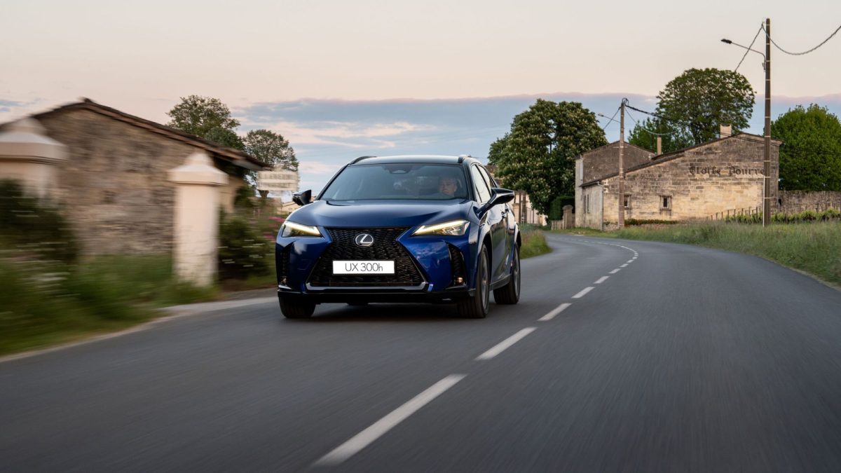 Probamos el Lexus UX 300h y sólo hay un motivo que podría hacerte dudar de su compra