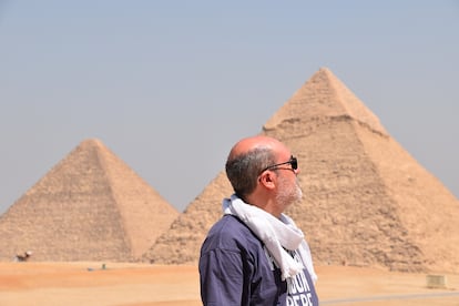 El egiptólogo José Miguel Parra durante uno de sus viajes a las pirámides de Egipto.