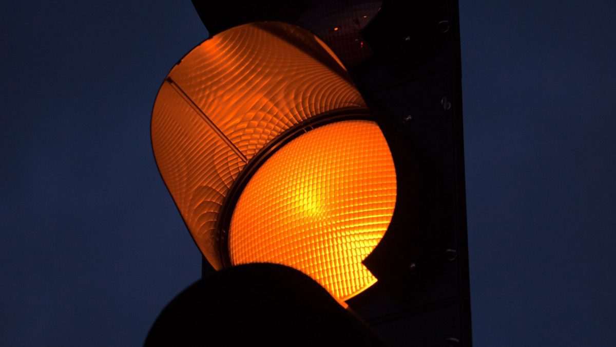 ¿cuál es la multa por pasar un semáforo en ámbar?