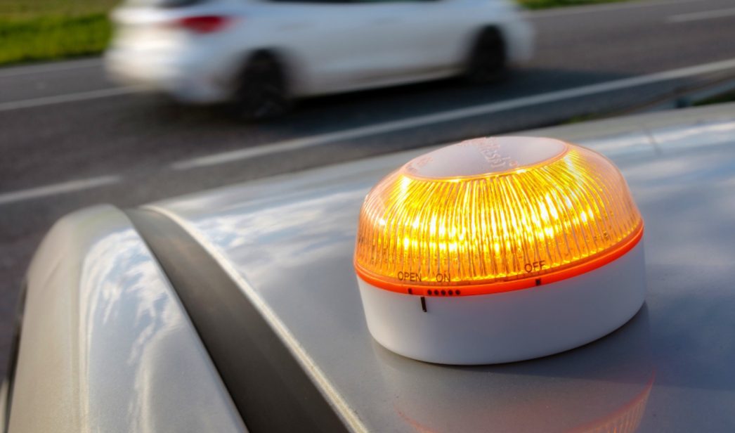 ¿Las balizas V-16 incluyen datos de los conductores? ¿La DGT puede saber dónde están los vehículos? Dudas sobre las luces obligatorias