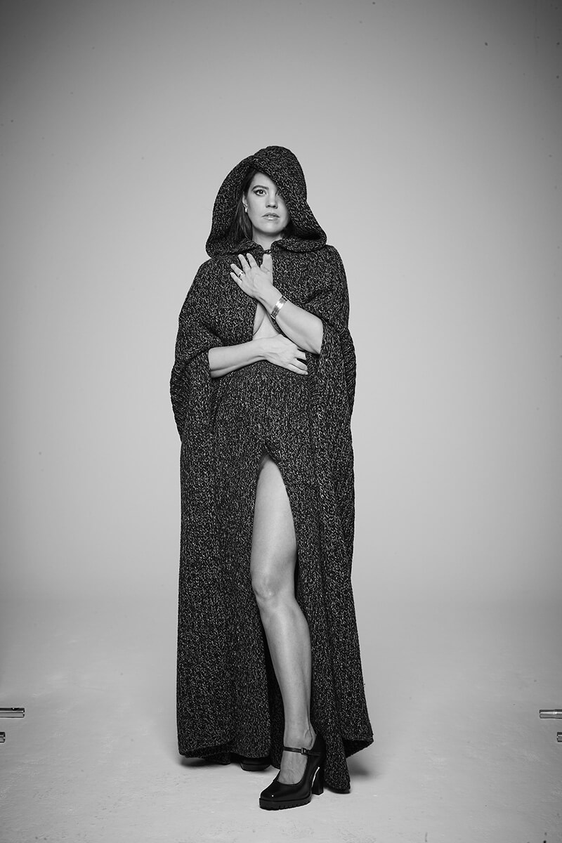 Capa larga y falda de vuelo en canalé de lana y cashmere, cinturón largo de piel y merceditas de piel, todo Max Mara. Pendientes B.zero1 Rock en oro amarillo pavimentado con diamantes, pulseras B.zero1 en oro amarillo, oro blanco y oro rosa y anillos B.zero1 en oro amarillo pavimentado con diamantes, todos de Bvlgari.