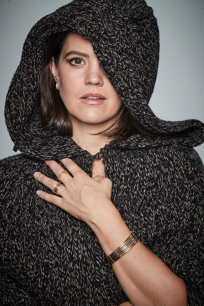 Capa larga y falda de vuelo en canalé de lana y cashmere, cinturón largo de piel y merceditas de piel, todo Max Mara. Pendientes B.zero1 Rock en oro amarillo pavimentado con diamantes, pulseras B.zero1 en oro amarillo, oro blanco y oro rosa y anillos B.zero1 en oro amarillo pavimentado con diamantes, todos de Bvlgari.