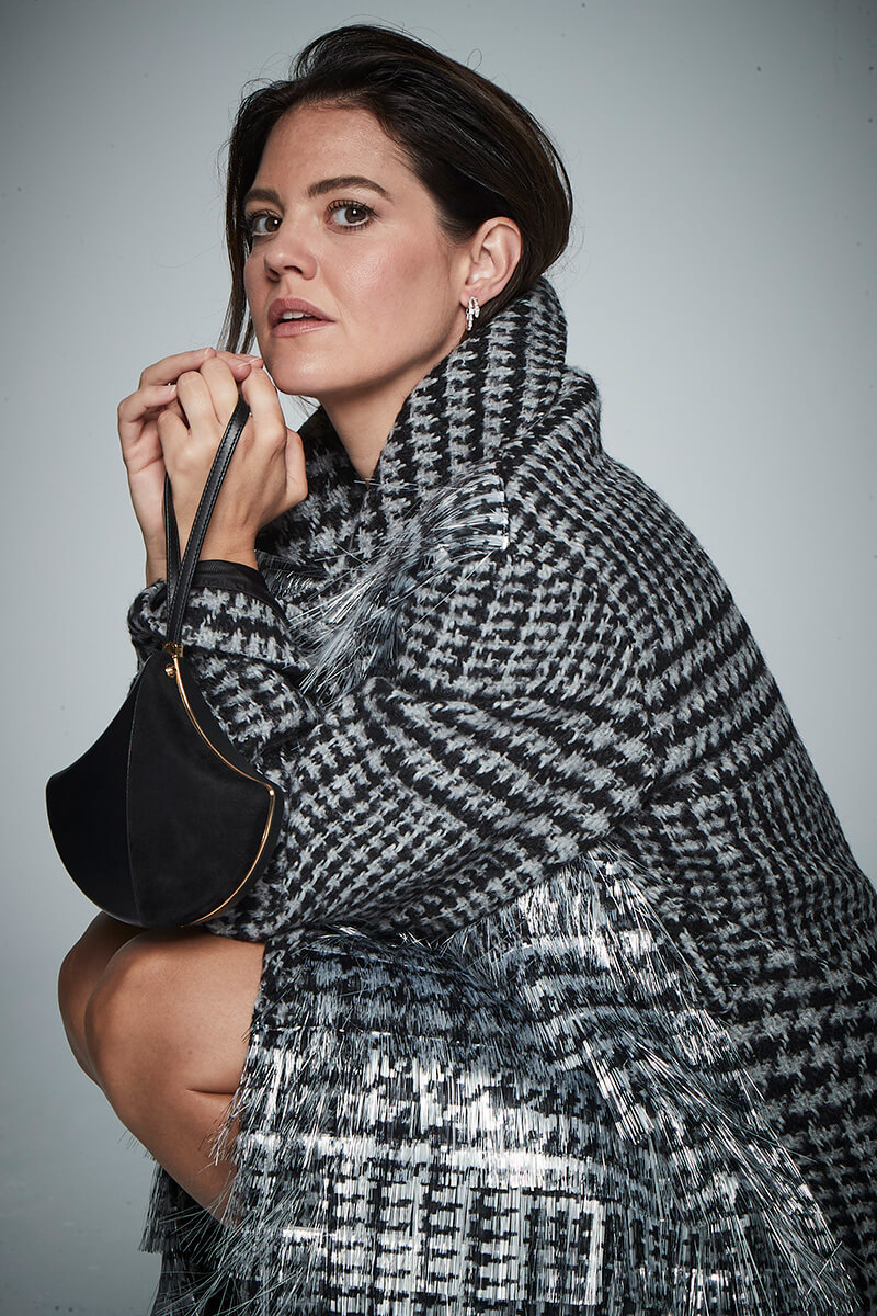 Abrigo en mezcla de lana y mohair de Loewe. Pendientes Serpenti en oro blanco con pavé de diamantes y bolso Ginkgo de piel de becerro y ante con forro de napa y correa de piel, ambos Bvlgari.