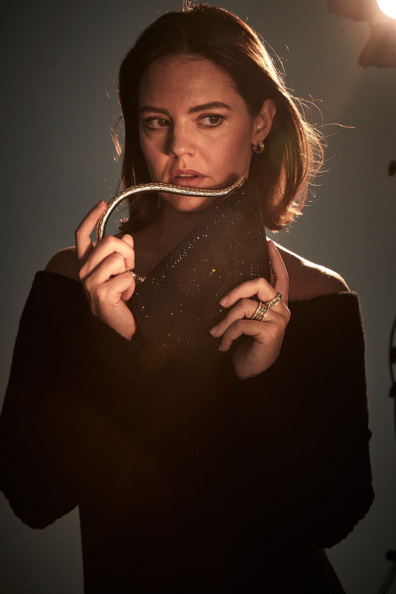 Vestido de tubo de lana y cashmere, de Max Mara. Bolso Serpenti Cuore 1968 con cristales negros aplicados sobre base de ante y forro interior de piel con asa superior en forma de cuerpo de serpiente y anillo B.zero1 Rock en oro amarillo pavé de diamantes, ambos de Bvlgari.