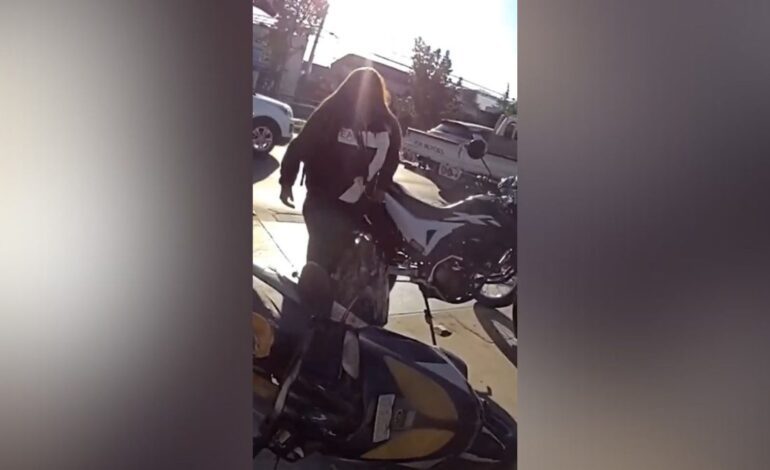 lo que hizo esta mujer con su moto dejó a todos con la boca abierta