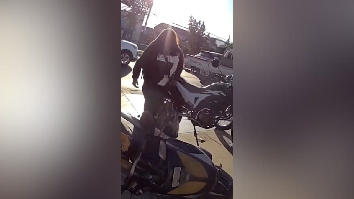 lo que hizo esta mujer con su moto dejó a todos con la boca abierta