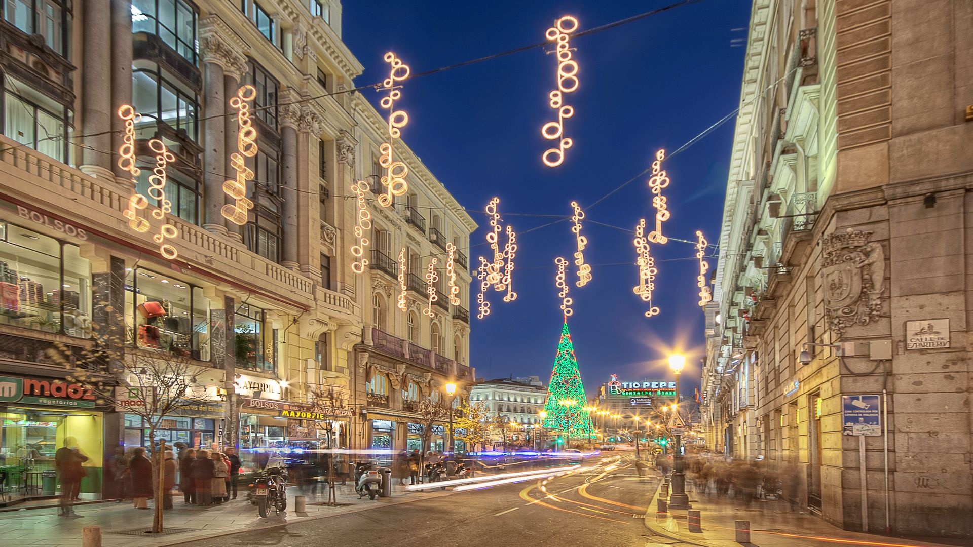 La Puerta del Sol de Madrid iluminada por Navidad 