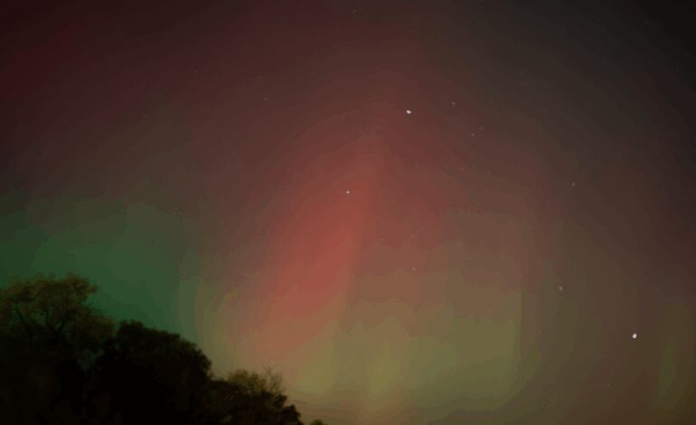 Una potente tormenta geomagnética golpea la Tierra, provoca auroras y posibles problemas en telecomunicaciones