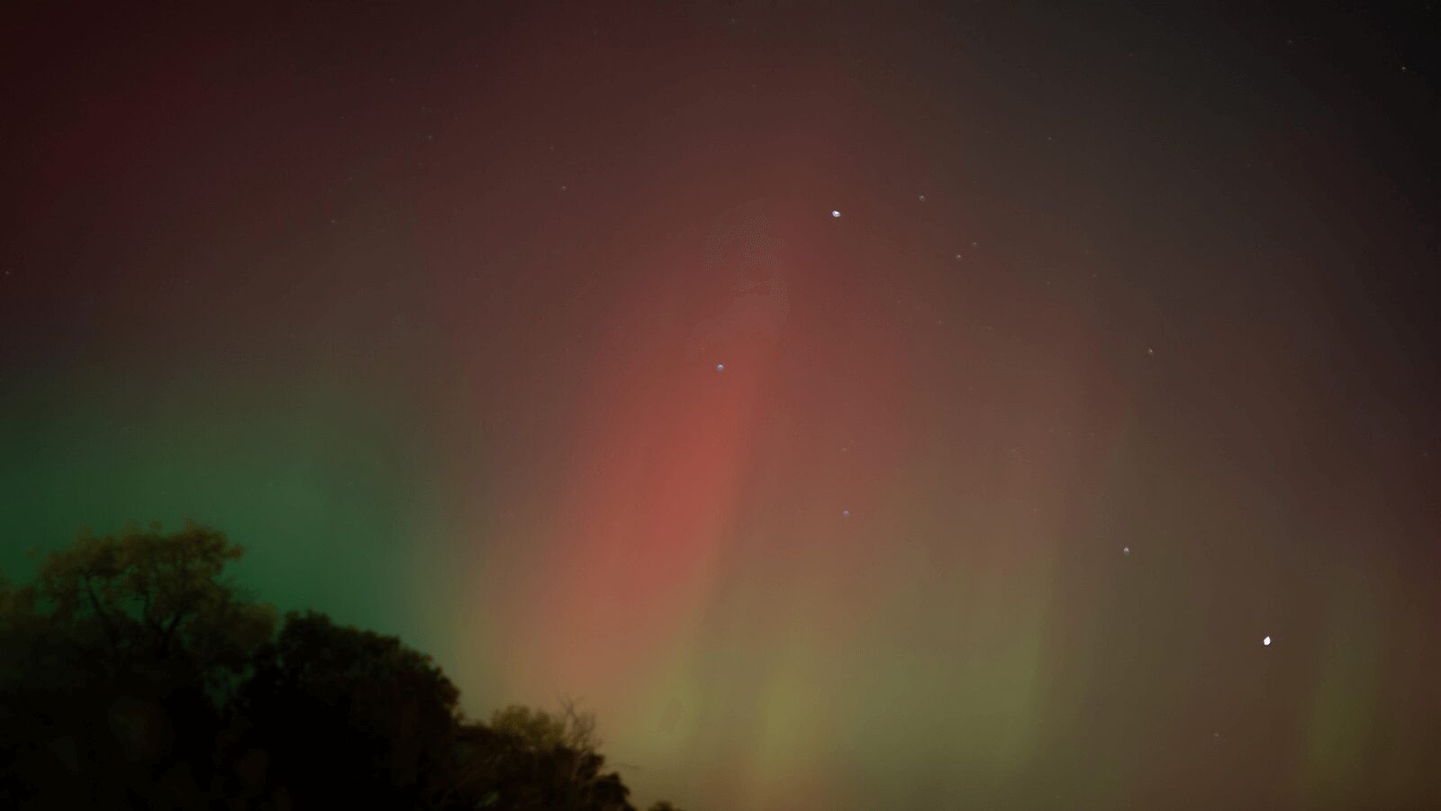 Una potente tormenta geomagnética golpea la Tierra, provoca auroras y posibles problemas en telecomunicaciones