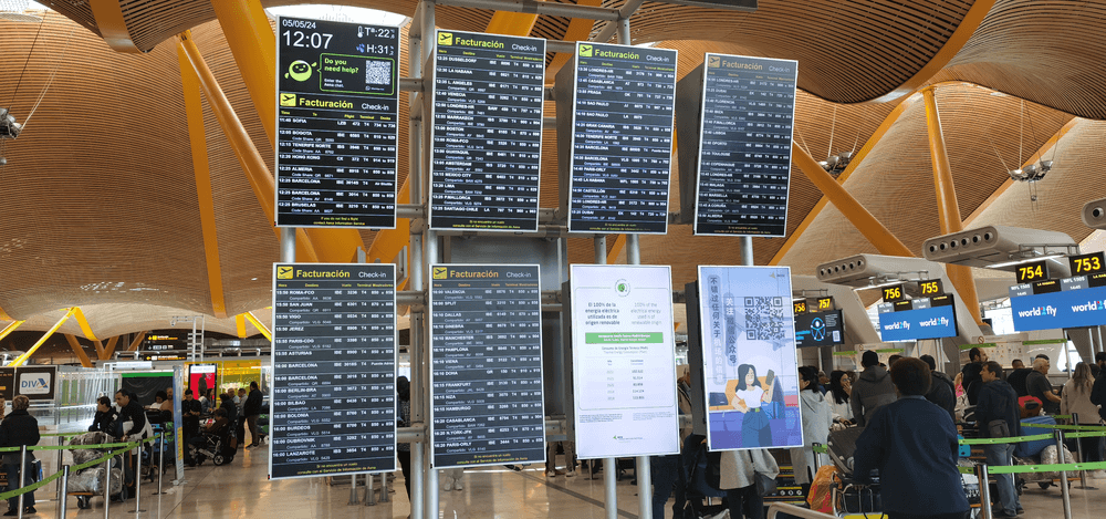 Panel de información de vuelos del aeropuerto.