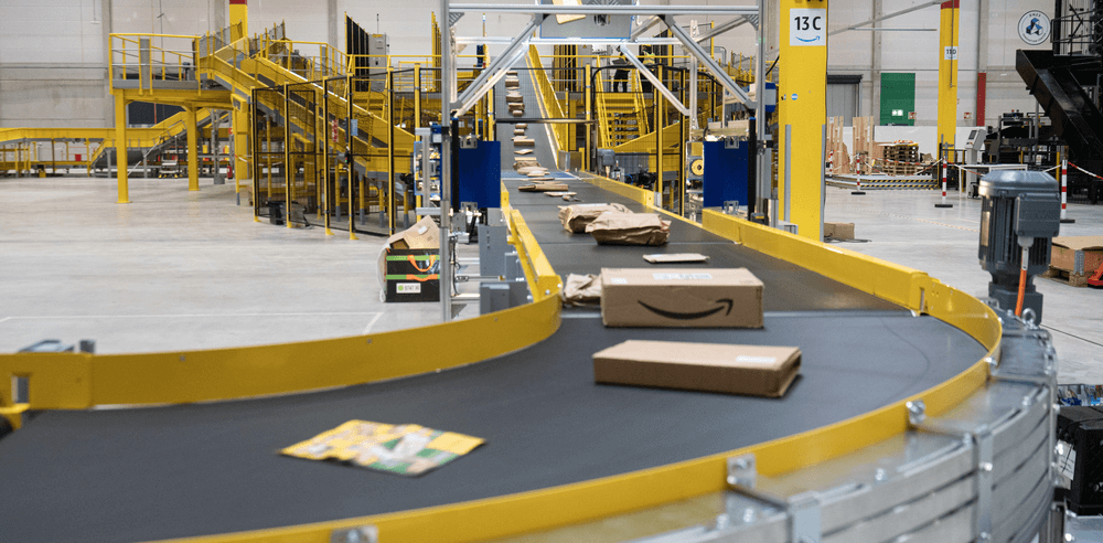 Amazon realiza embalaje en una de sus instalaciones