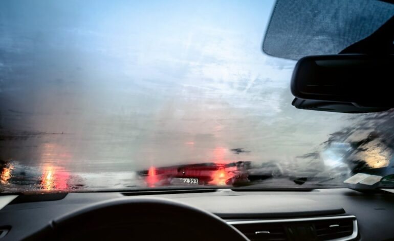 Por qué se empañan los cristales del coche y el truco más eficaz para desempañarlos al instante