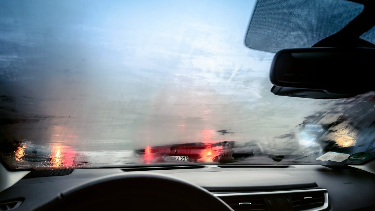 Por qué se empañan los cristales del coche y el truco más eficaz para desempañarlos al instante