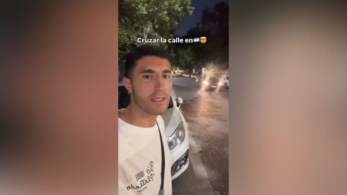 intenta cruzar en un paso de cebra y su reacción es para verla en bucle