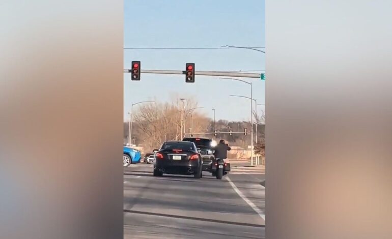 este motorista quiso golpear a un coche y el resultado fue para no creerlo