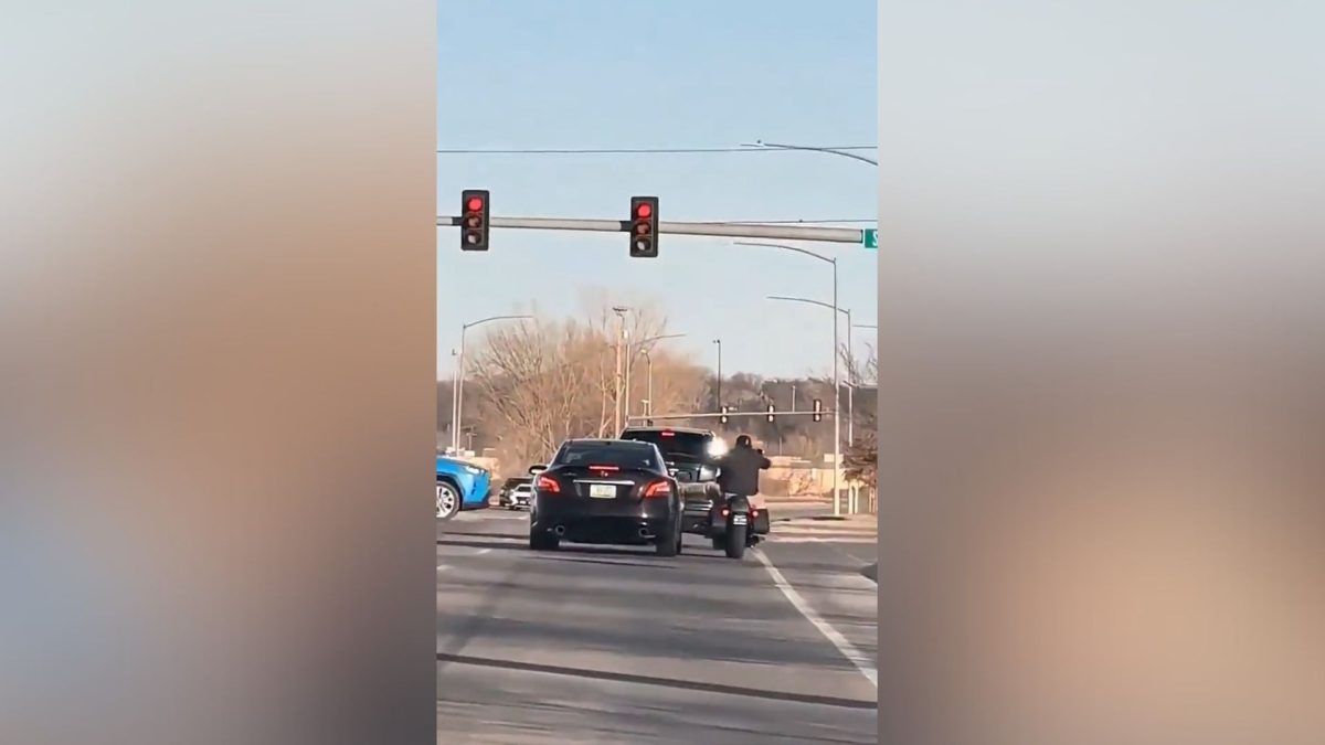 este motorista quiso golpear a un coche y el resultado fue para no creerlo