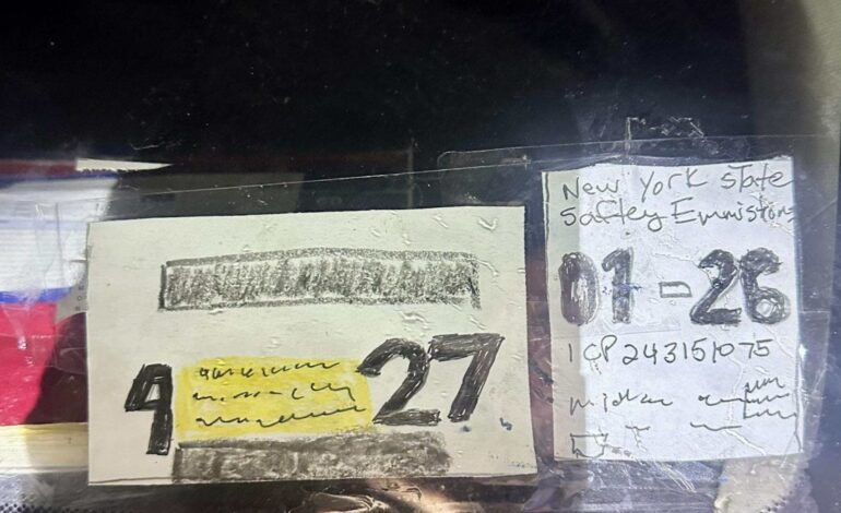 Pintó dos pegatinas falsas, las colocó en su coche y pronto las imágenes se volvieron virales