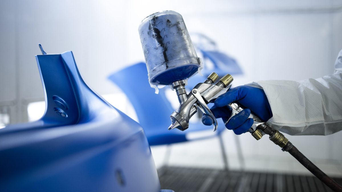 ¿Cuánto cuesta pintar un coche y por qué hay que avisar a la DGT si se cambia de color?