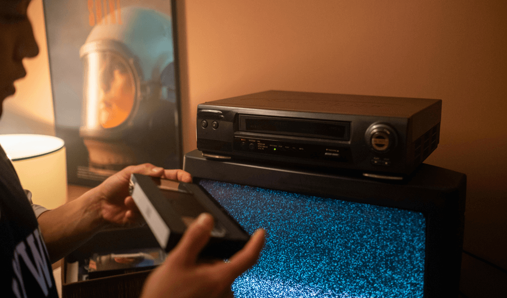 El usuario está listo para colocar la cinta en el reproductor.