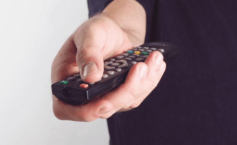 Así puedes usar tu móvil para saber si tu mando de la Smart TV tiene pilas