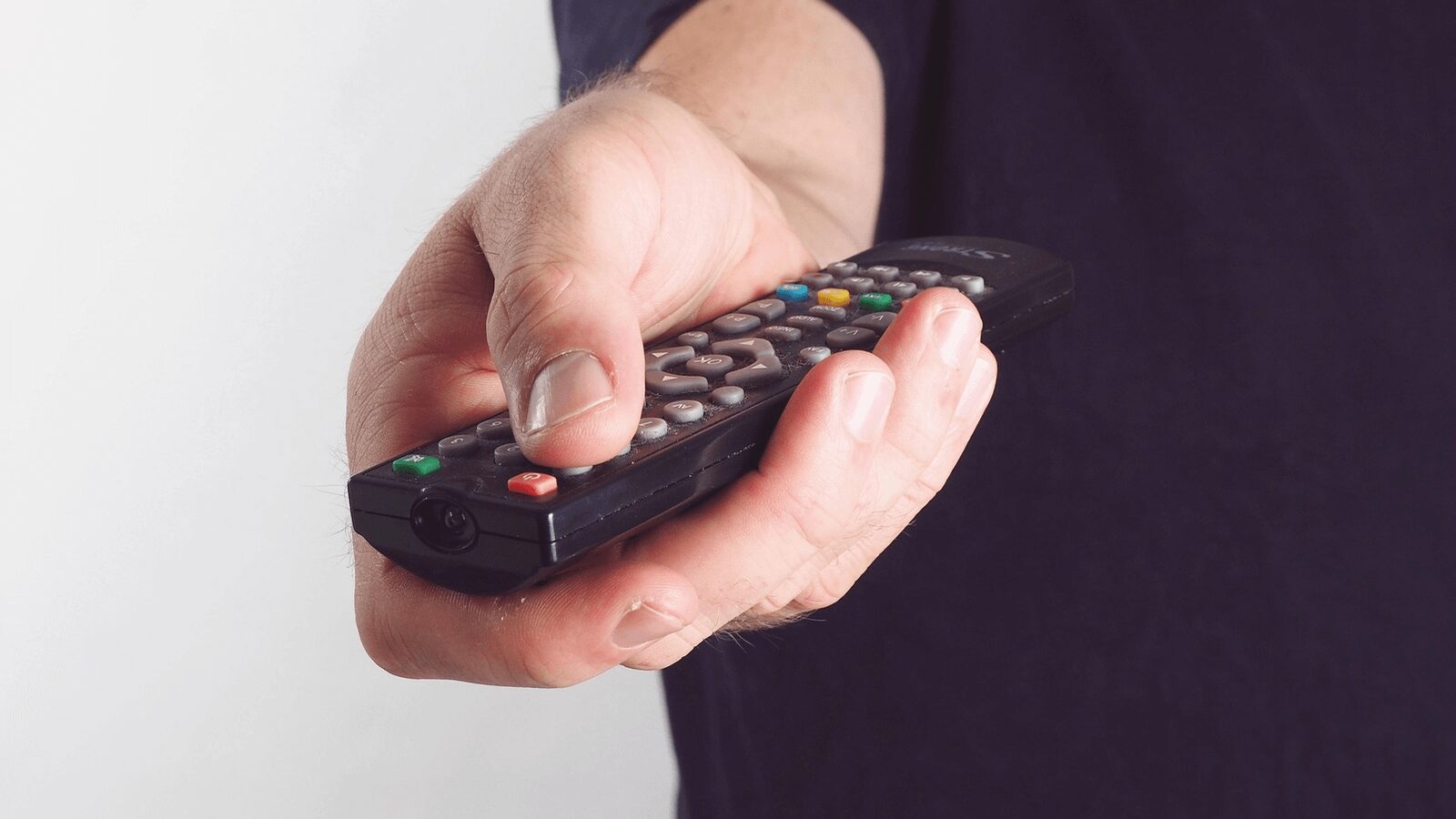 Así puedes usar tu móvil para saber si tu mando de la Smart TV tiene pilas