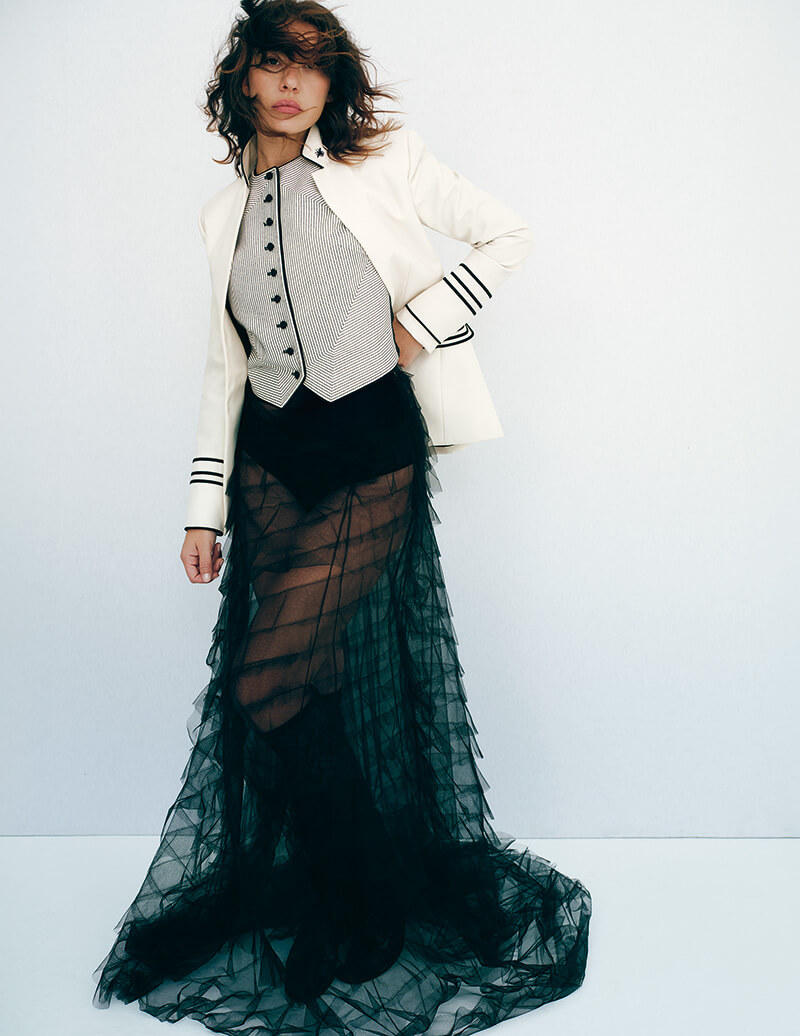 Chaqueta ligera de lana mohair bordada con chaleco con incrustaciones y falda larga de tul con volantes. Todo de Dior.