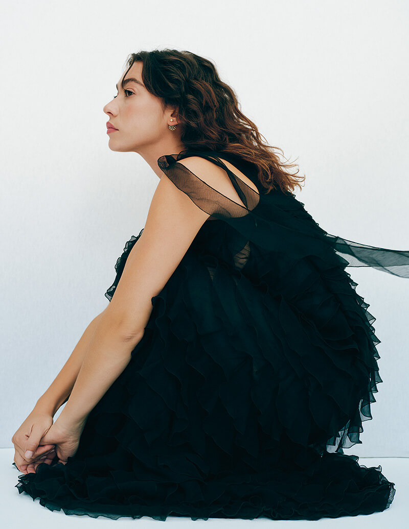 Vestido largo asimétrico de gasa de seda y pendientes Dior Tribales Dior Arabesque de metal con acabado dorado y cuentas de resina blanca. Todo de Dior.