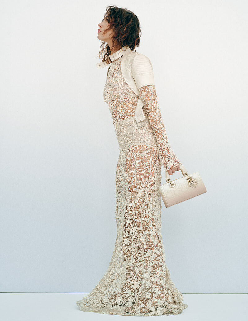 Chaqueta de piel de estilo vintage, vestido largo bordado con motivos de granada y millefiori y bolso Lady D-Joy de piel de cordero Cannage rosa degradada, con charms de strass y cadena extraíble. Todo de Dior.