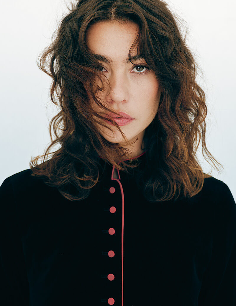 Vestido de terciopelo negro con botones a contraste, de Dior.