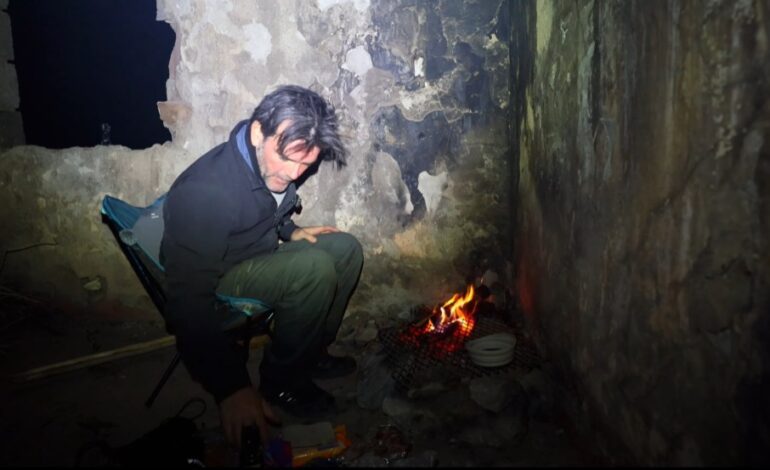 El motorista Charly Sinewan llega a un hotel abandonado con una gran historia detrás