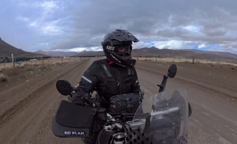 Charly Sinewan se encuentra con una camioneta averiada que cambia por completo su viaje