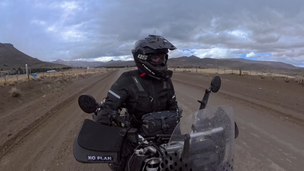 Charly Sinewan se encuentra con una camioneta averiada que cambia por completo su viaje