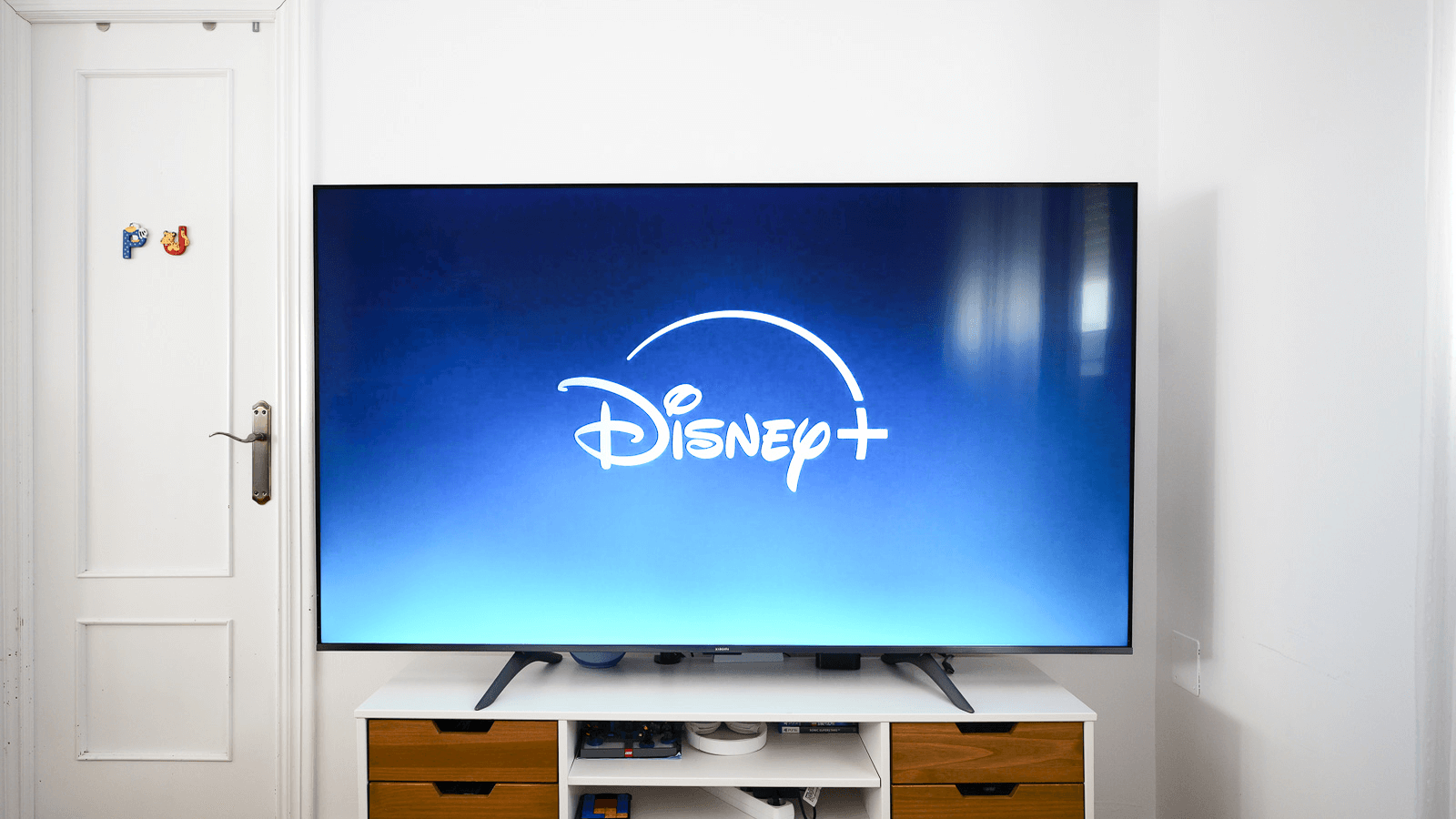 Televisor inteligente con logotipo de Disney+